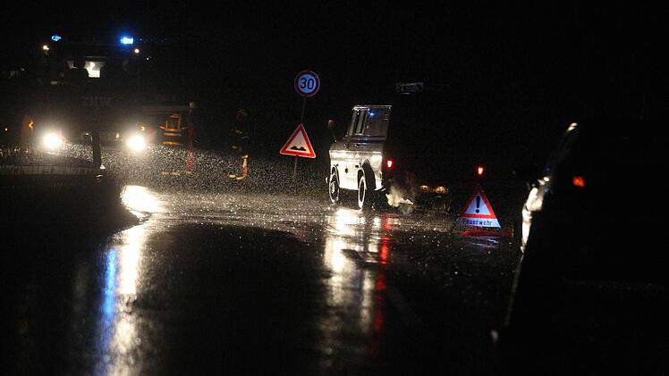 Mit vereinten Kräften kämpften Feuerwehr und THW in der Nacht auf Montag gegen einen drohenden Dammbruch am Tretzendorfer Weiher. Foto: News5 / Herse