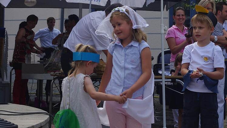 Die "Sonnenschein-Kinder" bedankten sich mit einer Aufführung und Singspielen für das großzügige Geschenk...