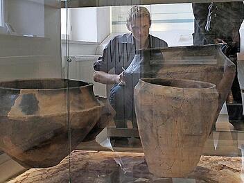 Jahrtausende alte, riesige Keramikgefäße vom Staffelberg sind in der neuen archäologischen Abteilung des Bad Staffelsteiner Stadtmuseums zu sehen. Der Archäologe Nils Ostermeier hat das Stadtmuseum während der Vorbereitung beraten.  Fotos: Thomas Heuchling