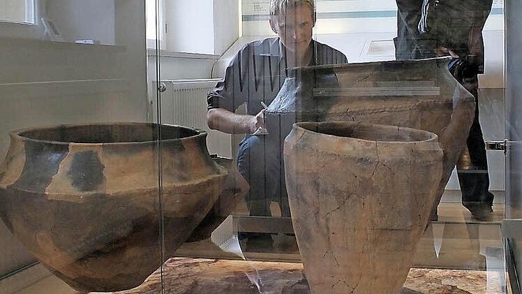 Jahrtausende alte, riesige Keramikgefäße vom Staffelberg sind in der neuen archäologischen Abteilung des Bad Staffelsteiner Stadtmuseums zu sehen. Der Archäologe Nils Ostermeier hat das Stadtmuseum während der Vorbereitung beraten.  Fotos: Thomas Heuchling