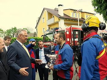 Unter den Augen von Mdl Hofmann, Landrat Ulm und MdL Glauber (v.l.) spricht Innenminsiter Herrmann mit Männern der Bergwacht. Fotos: Dagmar Niemann