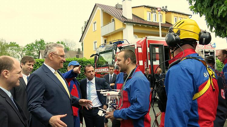 Unter den Augen von Mdl Hofmann, Landrat Ulm und MdL Glauber (v.l.) spricht Innenminsiter Herrmann mit Männern der Bergwacht. Fotos: Dagmar Niemann