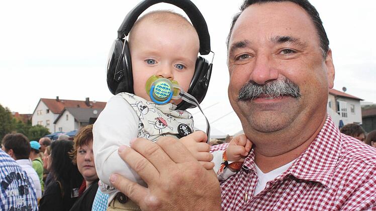 Ohrenschutz muss sein! Der kleine Justus Dietz aus Baunach und sein Opa Wolfgang Röckelein.