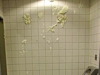 Seit einigen Wochen sin d die Mitarbeiter des Bauhofes quasi täglich damit beschäftigt, die Toiletten am Bahnhof wieder herzurichten.  Foto: Anja Greiner