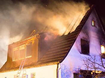 Nach einem Blitzeinschlag fing ein Wohnhaus in Burgthann Feuer. Foto: NEWS5