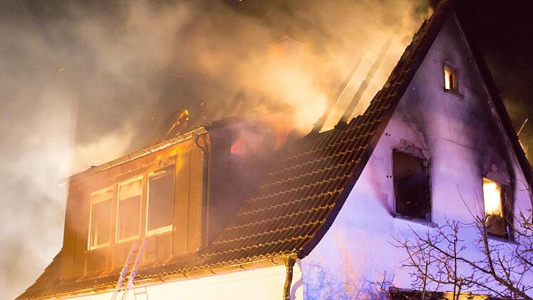Nach einem Blitzeinschlag fing ein Wohnhaus in Burgthann Feuer. Foto: NEWS5