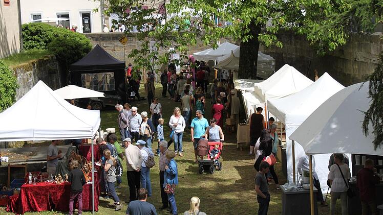 Zum Kunsthandwerkermarkt und verkaufsoffenen Sonntag waren zahlreiche Besucher gekommen. Foto: Carmen Schwind