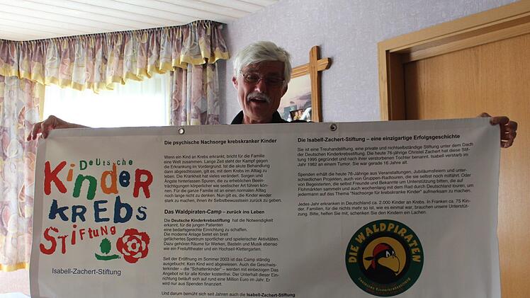 Das Banner bekam Werner Tetsch in Lohr am Main mitten auf dem Marktplatz von Gerhard Endres geschenkt. Darauf stehen alle Informationen, warum der Radler unterwegs ist. Foto: Manja von Nida