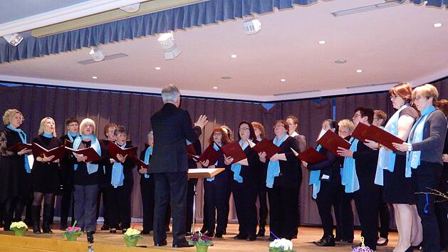 Der gastgebende Frauenchor der "Liedertafel" Rentweinsdorf mit Dirigent Norbert WeisHorst Schneider