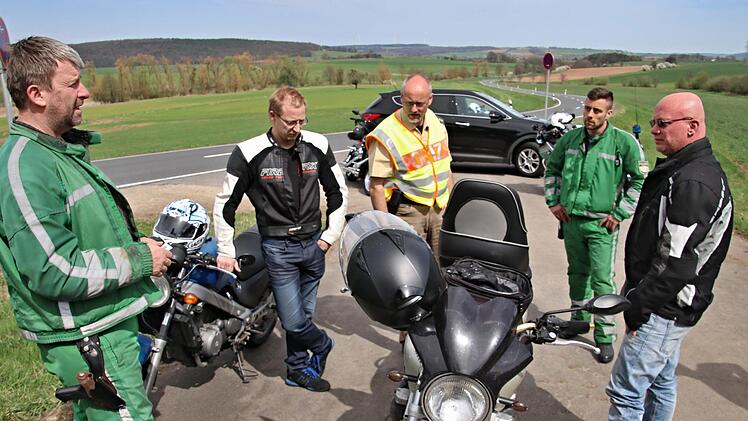 Auch Enrico Alsleben (rechts) wurde kontrolliert. Er hatte seinen Führerschein vergessen. Wie viele andere Motorradfahrer unterhält er sich mit der  Polizei und weiteren Bikern. Das Foto zeigt POK Werner Seifert (links) sowie POK Kern und PHM Tobias Freibott (Dritter und Vierter von links).H. Will