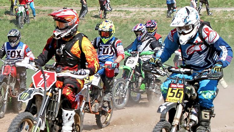 Raus aus dem Start und die erste Anhöhe hoch mit "Sachs-Racing" (Nummer 56)