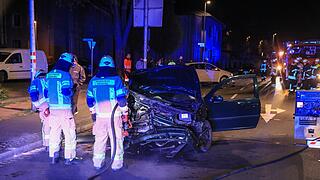 Bamberg: Auto kracht in Taxi - Verursacher flüchtet und lässt Verletzte zurück