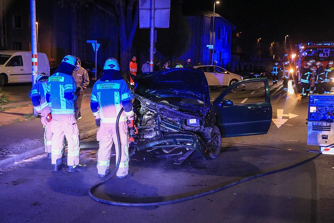 Bamberg: Auto kracht in Taxi - Verursacher flüchtet und lässt Verletzte zurück