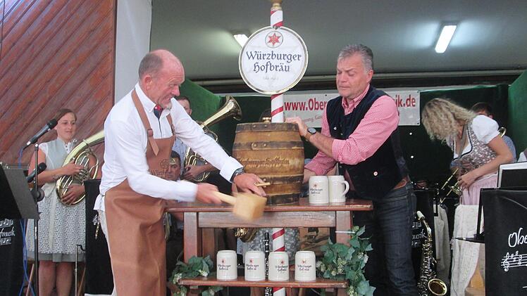 Mit nur zwei Schlägen gelang Bürgermeister Karlheinz Kickuth (links) der Bieranstich beim Marktfest. Winfried Ehling