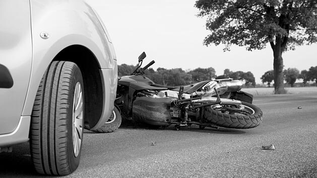 Bei Treuchtlingen wurde ein Motorradfahrer nach einem Frontalzusammensto&szlig; mit einem Auto schwer verletzt.