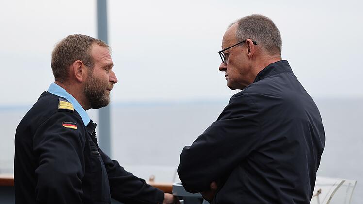 Bundeskanzler Merz besucht Marine