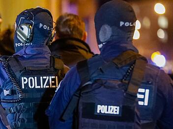 Kripo st&uuml;rmt falsche Wohnung in F&uuml;rth &ndash; Unbeteiligter aus Schlaf gerissen