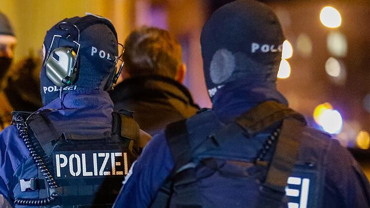 Kripo st&uuml;rmt falsche Wohnung in F&uuml;rth &ndash; Unbeteiligter aus Schlaf gerissen
