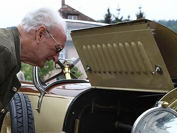 Ludwig Donhauser, Jahrgang 1924, Brückenauer VW-Urgestein begutachtet das Innenleben des 8/25. Fotos: Thomas Dill