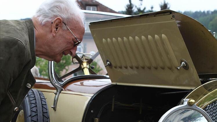 Ludwig Donhauser, Jahrgang 1924, Brückenauer VW-Urgestein begutachtet das Innenleben des 8/25. Fotos: Thomas Dill