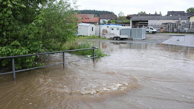 Am Ortsausgang Richtung Kirchaich trat die Aurach in Trossenfurt übers Ufer.
