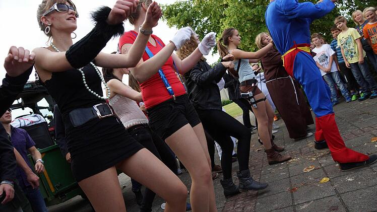 Abiturienten machen Party vor der Schule. Fotos: Arkadius Guzy