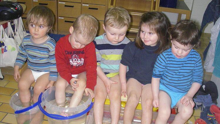 Banjamin, Daniel, Paul, Carolin und Jakob genießen ein Fußbad. Foto: privat