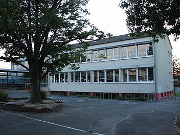 Der Westflügel der Küpser Schule kann saniert werden. Dagegen hatten auch die Vertreter der Regierung von Oberfranken bei einem Gespräch nichts einzuwenden.  Foto: Friedwald Schedel
