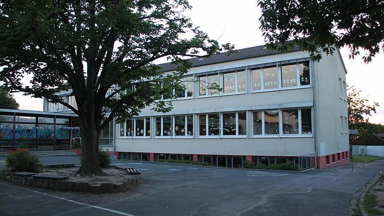 Der Westflügel der Küpser Schule kann saniert werden. Dagegen hatten auch die Vertreter der Regierung von Oberfranken bei einem Gespräch nichts einzuwenden.  Foto: Friedwald Schedel