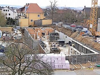 Die Fundament sind gegossen, der Grundstein ist gelegt. Nun können die beiden Gebäude an der Ecke Viktor-von-Scheffel-Straße/Am Kreuzberg in die Höhe wachsen. Im Sommer 2016 sollen die Wohnungen bezugsfertig sein.