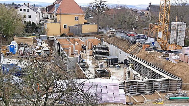 Die Fundament sind gegossen, der Grundstein ist gelegt. Nun können die beiden Gebäude an der Ecke Viktor-von-Scheffel-Straße/Am Kreuzberg in die Höhe wachsen. Im Sommer 2016 sollen die Wohnungen bezugsfertig sein.