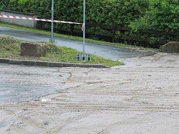 Die Schlammlawine machte auch vor dem Radweg nicht Halt machte, hier in der Siedlungsstraße. Foto: Schreiber