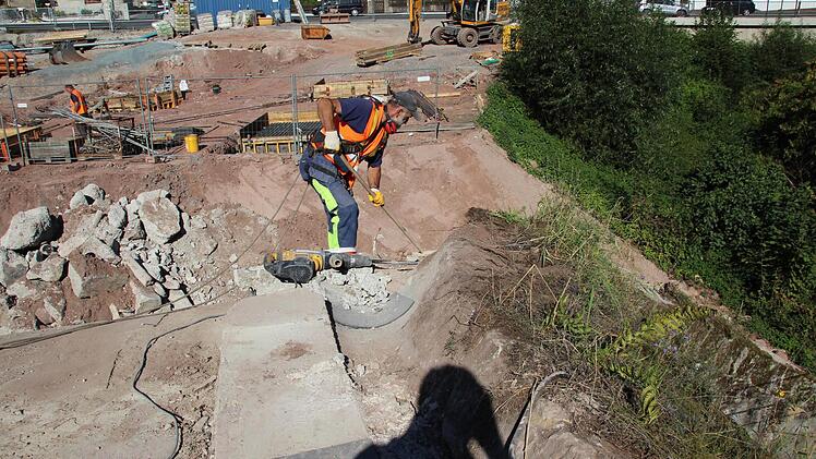 Die auf dem Gewölbe arbeitenden Männer sind angeseilt.  Foto: Friedwald Schedel
