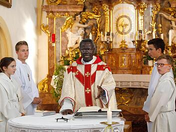 Abbé Patrice Mor Faye hat kurz vor seiner offiziellen Einführung als Pfarrvikar in Oberhaid und Staffelbach Gottesdienste gefeiert. Foto: Michael Kleiner