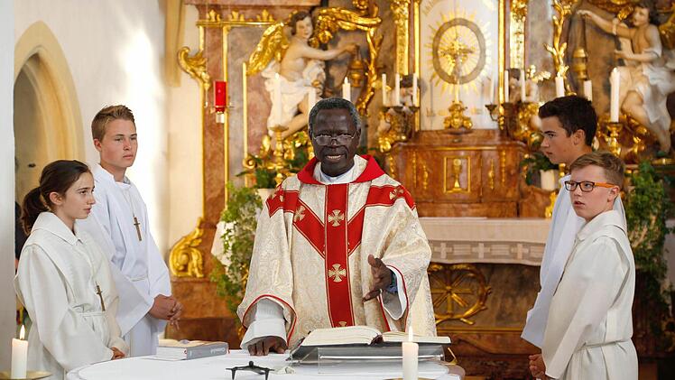Abbé Patrice Mor Faye hat kurz vor seiner offiziellen Einführung als Pfarrvikar in Oberhaid und Staffelbach Gottesdienste gefeiert. Foto: Michael Kleiner