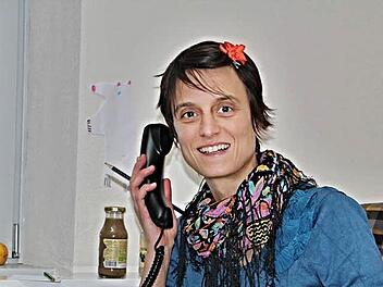 Seit August dieses Jahres ist Kerstin Brückner, hier an ihrem Arbeitsplatz in der VG Hofheim, als Asylkoordinatorin für das Hofheimer Land tätig.  Foto: Helmut Will