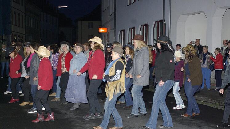 Drei Line-Dance-Teams sorgten mit ihren Formationstänzen für kräftige "Belebung" in der Bahnhofstraße. Foto: Winfried Ehling