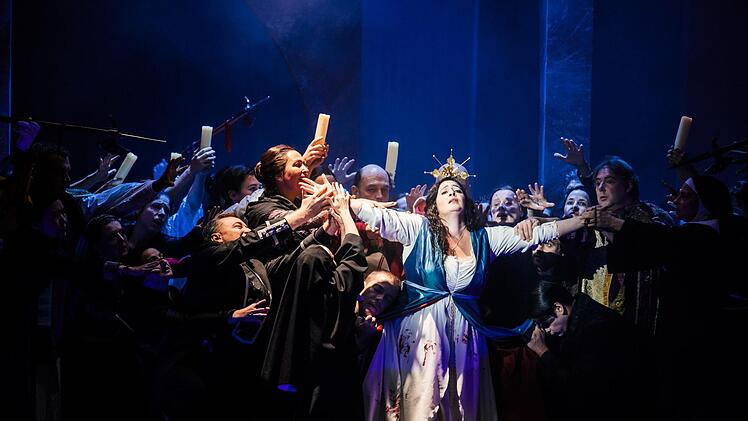 Die Neuinszenierung von Puccinis Oper "Tosca" eröffnete den Premieren-Reigen am Landestheater Coburg. In der Titelpartie: Celeste Siciliano.Foto: Sebastian Buff