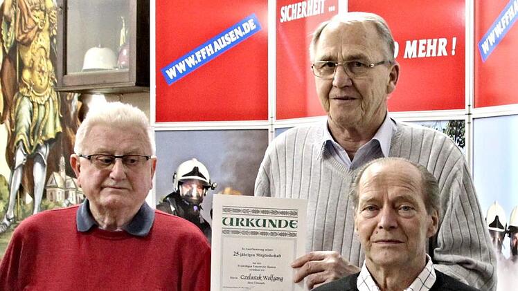 Seit 60 Jahren ist Franz Bock (2.von links) Mitglied der Freiwilligen Feuerwehr Hausen, Wolfgang Czelustek (3.von links.) seit 25 Jahren und Kurt Werner seit 65 Jahren.  Bernd Czelustek