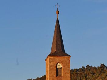 Der Zeiger an der Kirchturmuhr von St. Bartholomäus in Haard verharrt auf zehn Minuten vor zehn Uhr. Werner Vogel