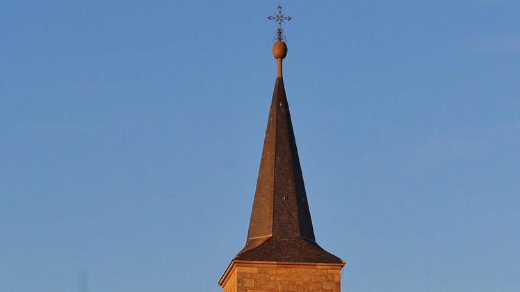Der Zeiger an der Kirchturmuhr von St. Bartholomäus in Haard verharrt auf zehn Minuten vor zehn Uhr. Werner Vogel
