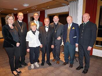 Der synodale Neujahrsempfang fand in den Christlichen Gästehäusern Hohe Rhön statt (von links):  Anke Schroth, Dekan Till Roth, Kriemhild Schroth, Dekan  Matthias Büttner, Fritz Schroth, Regionalbischof Hans-Martin Weiss, Landtagspräsident a.D. Johann Böhm und Landrat Thomas Habermann. Foto: Marion Eckert
