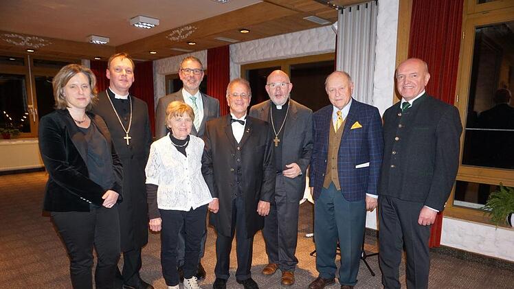 Der synodale Neujahrsempfang fand in den Christlichen Gästehäusern Hohe Rhön statt (von links):  Anke Schroth, Dekan Till Roth, Kriemhild Schroth, Dekan  Matthias Büttner, Fritz Schroth, Regionalbischof Hans-Martin Weiss, Landtagspräsident a.D. Johann Böhm und Landrat Thomas Habermann. Foto: Marion Eckert