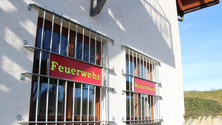 Nach dem ersten Diebstahlversuch brachte ein Feuerwehrkollege extra ein massives Gitter vor das Feuerwehrhausfenster an. Foto: Ronald Heck