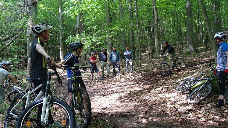 MTB-Trainer Andreas Schubert, Jakob Schlund und Philipp Bausch von den Bayerischen Staatsforsten sowie Realschulleiter Michael Kreil (von links) freuen sich mit den Schülern über den neuen MTB-Trail. Stephanie Elm