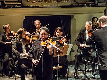 Als Solistin beeindruckte die Bratschistin Zhuo Lu beim Sinfonie des Landestheaters unter der Leitung von Roland Kluttig.Foto: Jochen Berger