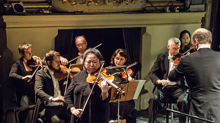 Als Solistin beeindruckte die Bratschistin Zhuo Lu beim Sinfonie des Landestheaters unter der Leitung von Roland Kluttig.Foto: Jochen Berger