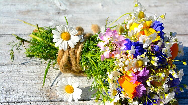 Wildblumenstrauß auf Holzuntergrund