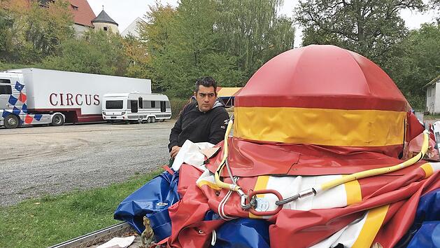 Sergio Schmidt blickt düster drein. Bis der TÜV nicht sein Okay gibt, darf das Zelt nicht wieder aufgebaut werden. Alle Fotos: Anette Schreiber: