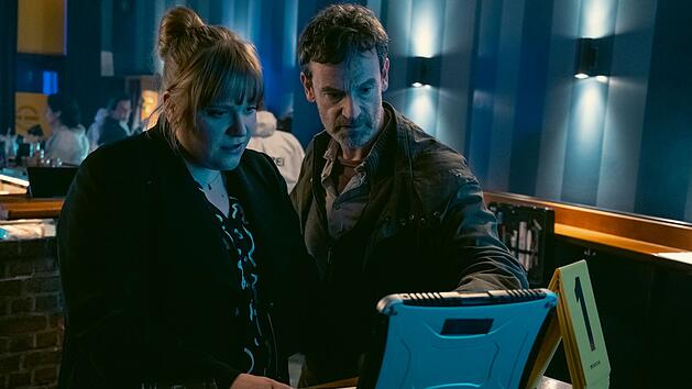 Peter Faber (Jörg Hartmann) und Rosa Herzog (Stefanie Reinsperger)suchen im "Tatort: Love is Pain" (2023) einen Täter, der seine Verbrechen offen vor der Kamera zeigt.Die Ermittelnden durchforsten die Aufnahmen von Dortmunder Überwachungskameras.